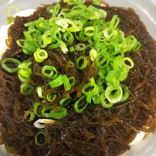 もずくたっぷりぶっかけうどん